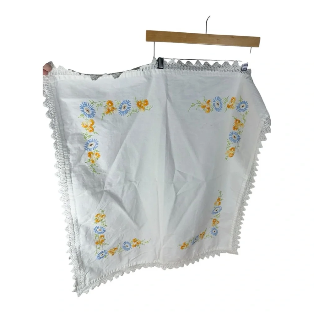 Floral‎ Embroidered Tablecloth with Lace Trim